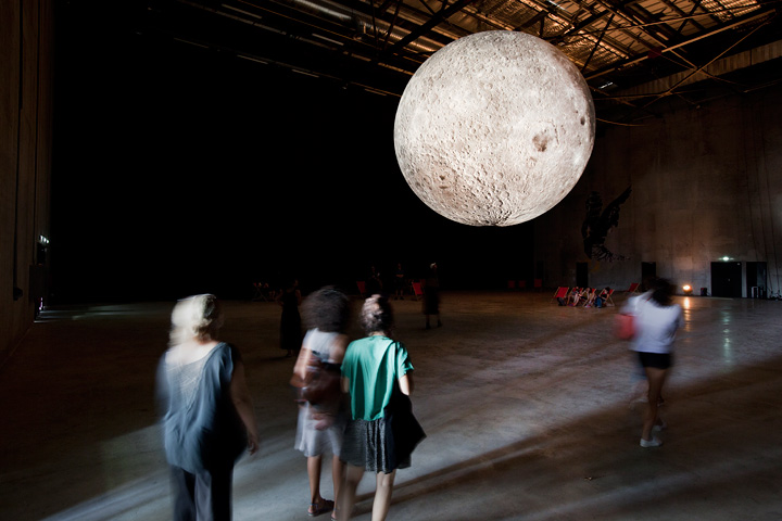 Travellings, événement organisé par Lieux Publics à la cité des arts de la rue. Luke Jerram Ltd/Museum of the Moon.